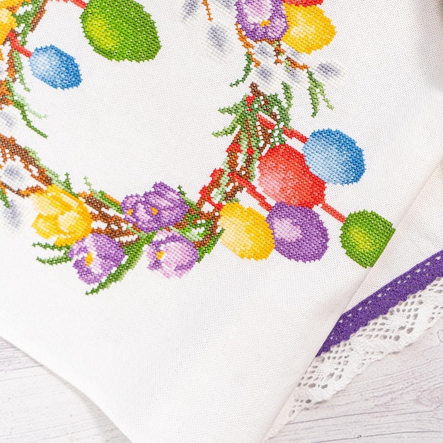 Kolorowy haft na lnianej tkaninie